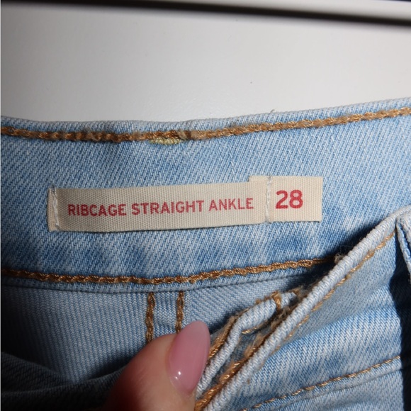 Levi’s Ribcage Straight Ankle Jeans - Picture 4 of 5
